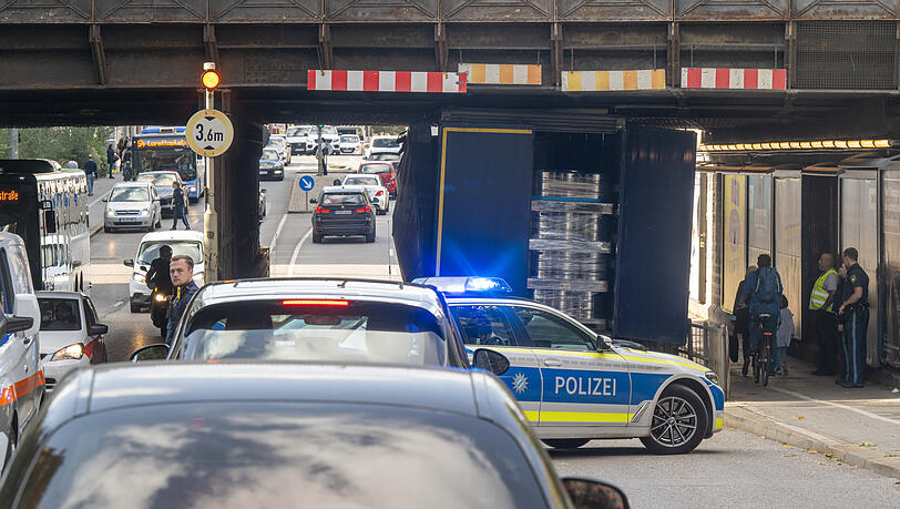 Der festgefahrene Lkw unter der Bahnbrücke. Der festgefahrene Lkw unter der Bahnbrücke.