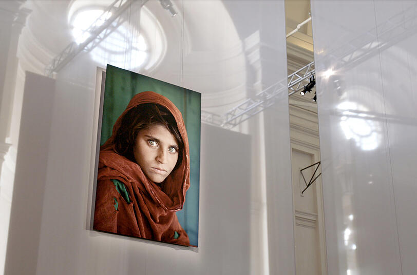 "Afghan Girl" von 1984 ist eine der bekanntesten und eindrucksvollsten Arbeiten von Steve McCurry. Es zeigt die zehnjährige Sharbat Gula, die damals seit zwei Jahren in einem Flüchtlingscamp in Pakistan lebte.