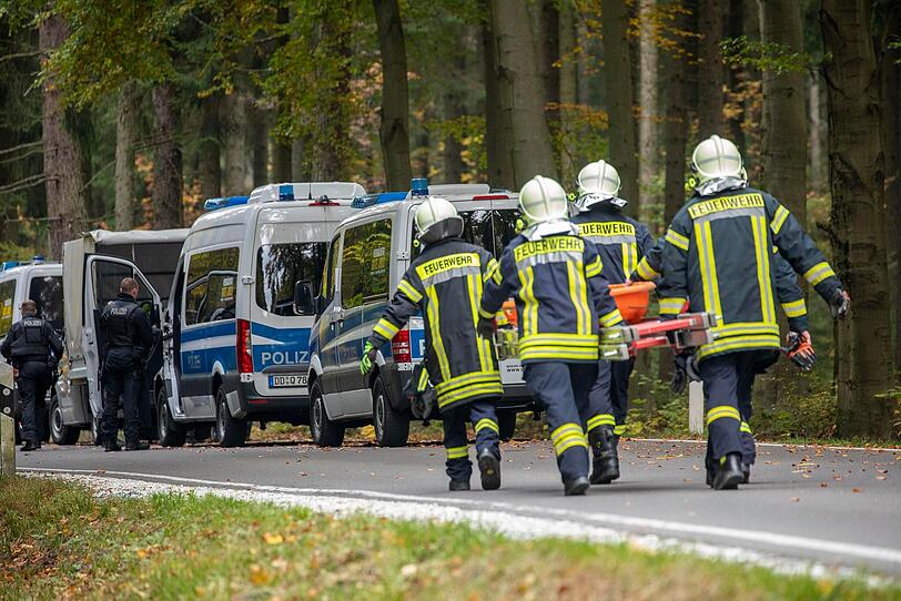 Kräfte der Feuerwehr und der Polizei bei einem Sucheinsatz. Kräfte der Feuerwehr und der Polizei bei einem Sucheinsatz.