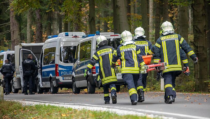 Kräfte der Feuerwehr und der Polizei bei einem Sucheinsatz. Kräfte der Feuerwehr und der Polizei bei einem Sucheinsatz.