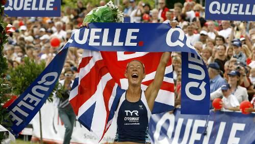 Strahlende Siegerin: Chrissie Wellington pulverisierte die alte Bestmarke um fast 14 Minuten. Strahlende Siegerin: Chrissie Wellington pulverisierte die alte Bestmarke um fast 14 Minuten.
