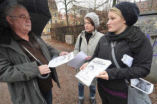 Mayas Freundinnen Sarah (rechts) und Anna verteilen Hunderte Flugzettel in ganz Nürnberg.