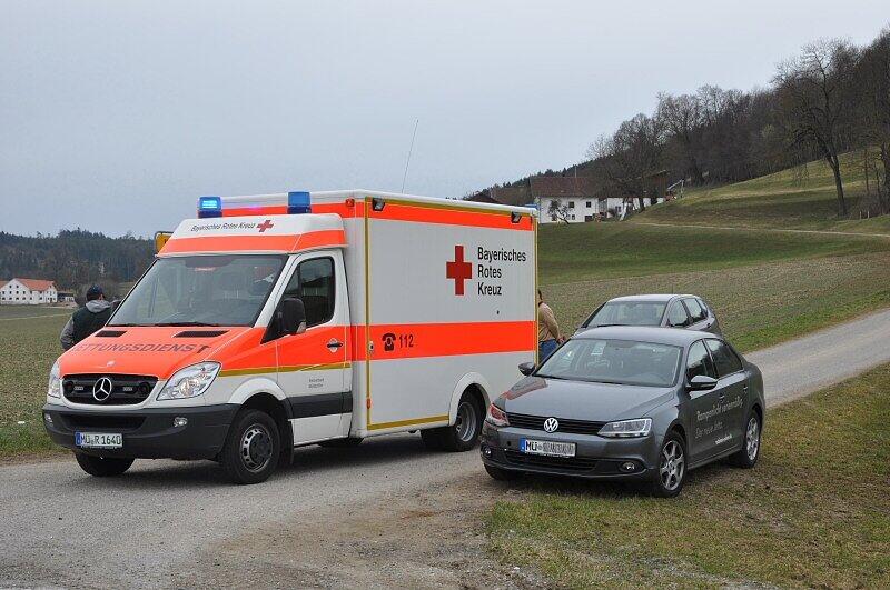 Die Bilder vom tragischen Unfall im Landkreis Mühldorf. Das 7-jährige Mädchen wurde von dem VW angefahren. Ein Rettungshubschrauber brachte die Schülerin ins Krankenhaus.