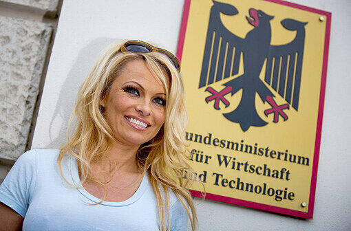 Baywatch-Star Pamela Anderson (44) vor dem Bundeswirtschaftsministerium in Berlin.