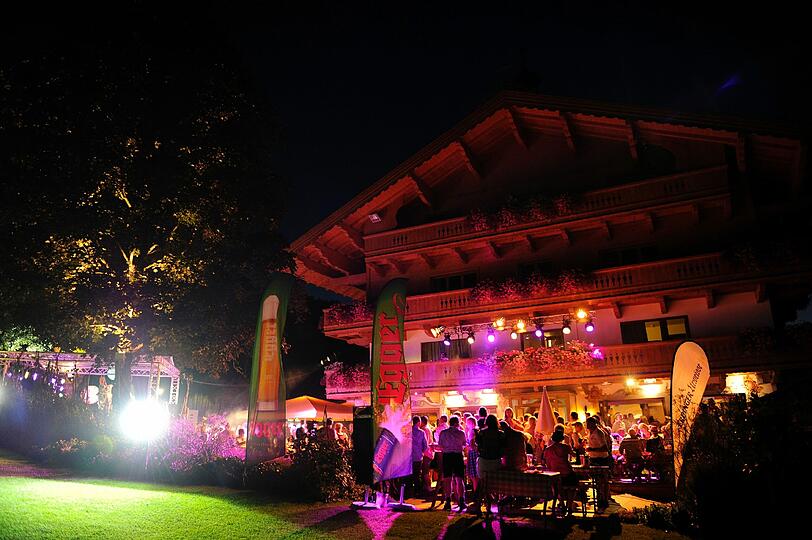 Promi-Party in Kitz: Die Legendäre Almrauschparty auf Rosis Sonnenbergstuben feierte am Freitag 10-jähriges Jubiläum. Die AZ zeigt die besten Bilder!