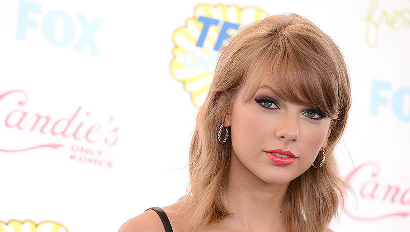 Taylor Swift ist gegenüber Musik-Streaming zwar skeptisch, eine Studie der Country Music Association spricht nun aber für Spotify und Co. Taylor Swift ist gegenüber Musik-Streaming zwar skeptisch, eine Studie der Country Music Association spricht nun aber für Spotify und Co.