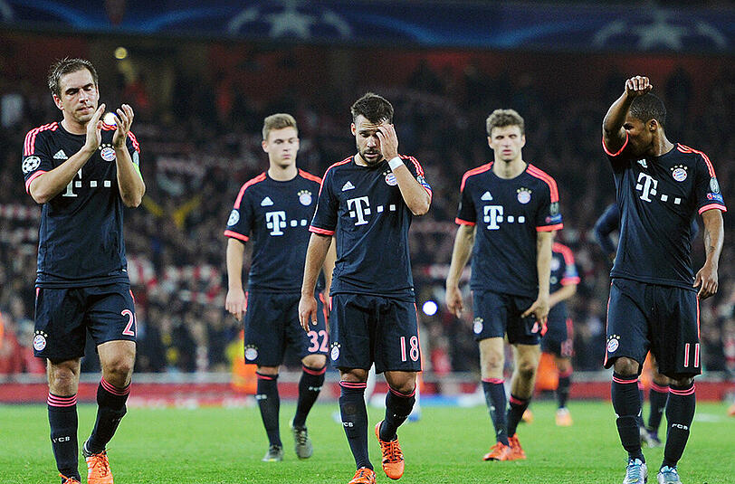 Geschlagen: Die Bayern-Stars Philipp Lahm, Joshua Kimmich, Juan Bernat, Thomas Müller und Douglas Costa unmittelbar nach Abpfiff der Champions-League-Partie beim FC Arsenal.