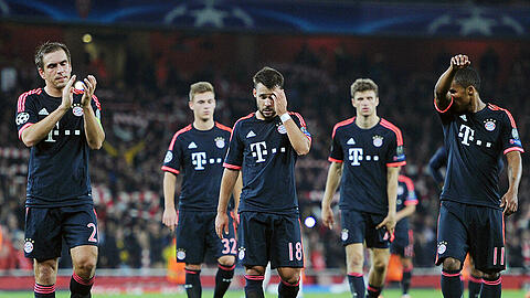 Geschlagen: Die Bayern-Stars Philipp Lahm, Joshua Kimmich, Juan Bernat, Thomas Müller und Douglas Costa unmittelbar nach Abpfiff der Champions-League-Partie beim FC Arsenal.