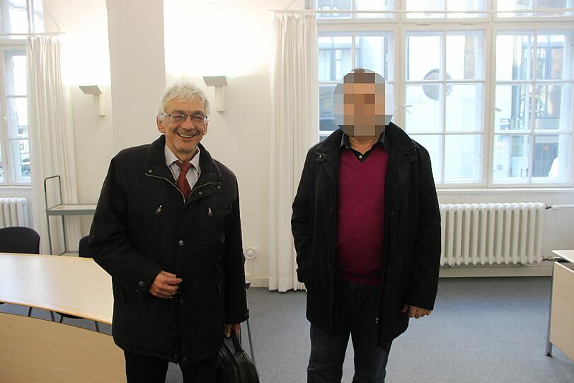 Freuen sich über den Vergleich: Taxler Paul T. (r.) und sein Anwalt Hubert Schmela nach dem Prozess.