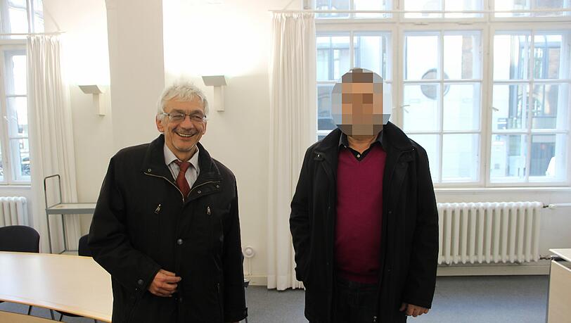 Freuen sich über den Vergleich: Taxler Paul T. (r.) und sein Anwalt Hubert Schmela nach dem Prozess. Freuen sich über den Vergleich: Taxler Paul T. (r.) und sein Anwalt Hubert Schmela nach dem Prozess.
