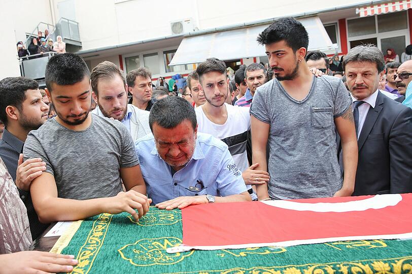 In der Trauer vereint: Die türkisch-islamische Gemeinde hat der Opfer des OEZ-Amokläufers gedacht - die Bilder.