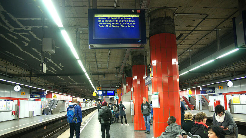Am Dienstagvormittag kam es für mehrere Stunden zu Behinderungen auf der S-Bahnstammstrecke. Hier: Bilder von der S-Bahnhaltestelle am Hauptbahnhof.