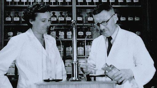 Ein Bild von damals Apothekengründer Max Eichel mit seiner Mitarbeiterin Frau König.