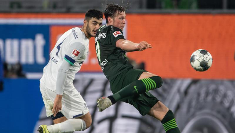 Wolfsburgs Wout Weghorst (r) zieht ab, Schalkes Ozan Kabak hat das Nachsehen. Wolfsburgs Wout Weghorst (r) zieht ab, Schalkes Ozan Kabak hat das Nachsehen.