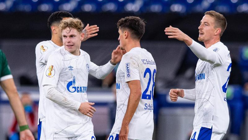Die Spieler vom FC Schalke 04 feiern das Tor zur 3:1-Führung gegen den FC Schweinfurt.