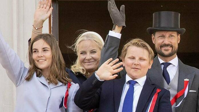 Das norwegische Kronprinzenpaar Mette-Marit und Haakon mit den Kindern Ingrid und Sverre.