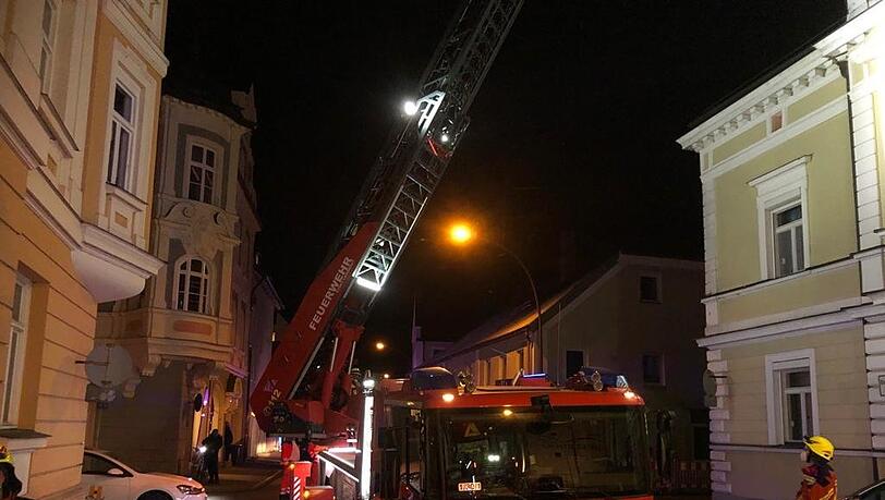 Die Feuerwehr Landshut rückt mit einer Drehleiter an, um den Kamin auf dem Dach des Hauses zu kontrollieren