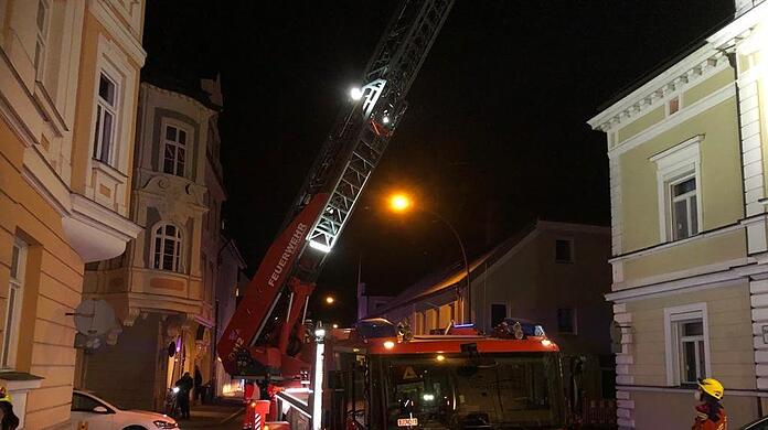 Die Feuerwehr Landshut rückt mit einer Drehleiter an, um den Kamin auf dem Dach des Hauses zu kontrollieren