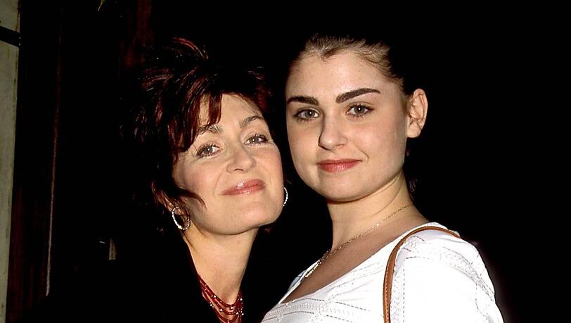 Sharon Osbourne mit ihrer Tochter Aimee (r.), die als ARO Musik macht. Sharon Osbourne mit ihrer Tochter Aimee (r.), die als ARO Musik macht.