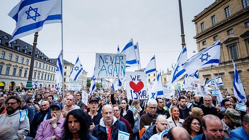 Etwa 1000 Menschen bekunden am 9. Oktober in München ihre Soldarität mit Israel. Am 12. Oktober findet vor der Synagoge ein Gedenken statt.