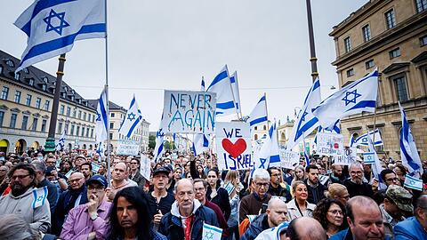 Etwa 1000 Menschen bekunden am 9. Oktober in München ihre Soldarität mit Israel. Am 12. Oktober findet vor der Synagoge ein Gedenken statt.