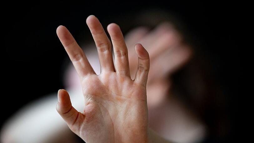 Opfer von Gewalt können bei bleibenden Schäden eine Entschädigung bekommen. (Symbolbild)