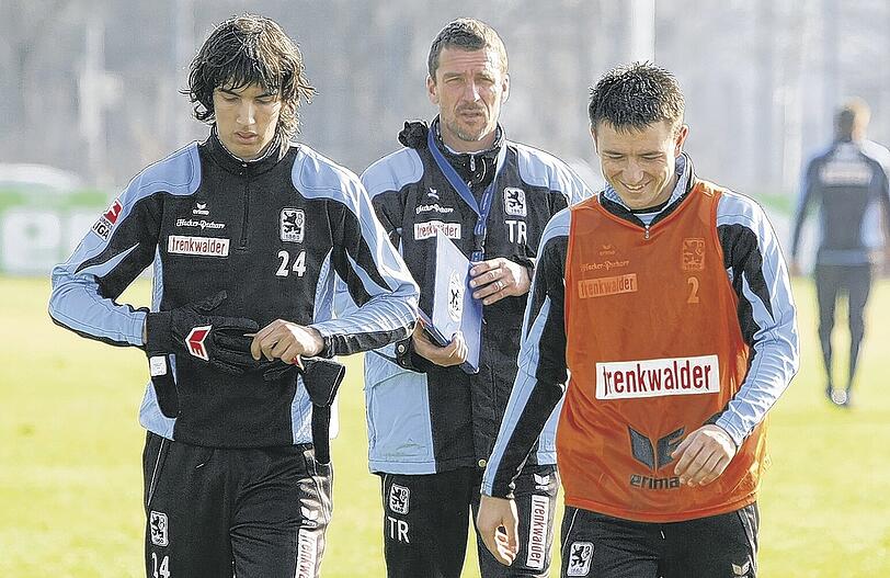 Schicksalsspiel? Von wegen! Marco Kurz, hier hinter den Neuzugängen Nikola Gulan (li.) und Antonio Rukavina, strahlt Zuversicht aus vor dem Spiel in Mainz.