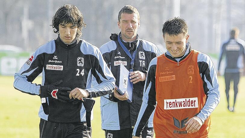 Schicksalsspiel? Von wegen! Marco Kurz, hier hinter den Neuzugängen Nikola Gulan (li.) und Antonio Rukavina, strahlt Zuversicht aus vor dem Spiel in Mainz. Schicksalsspiel? Von wegen! Marco Kurz, hier hinter den Neuzugängen Nikola Gulan (li.) und Antonio Rukavina, strahlt Zuversicht aus vor dem Spiel in Mainz.