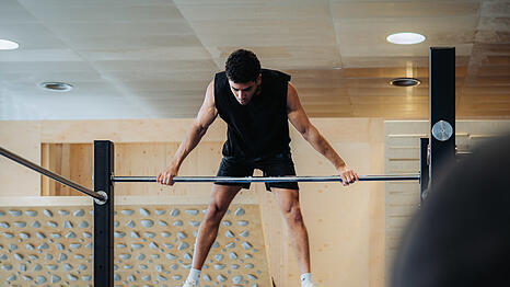 In Action: Sportler Youssef Kilani am Reck.