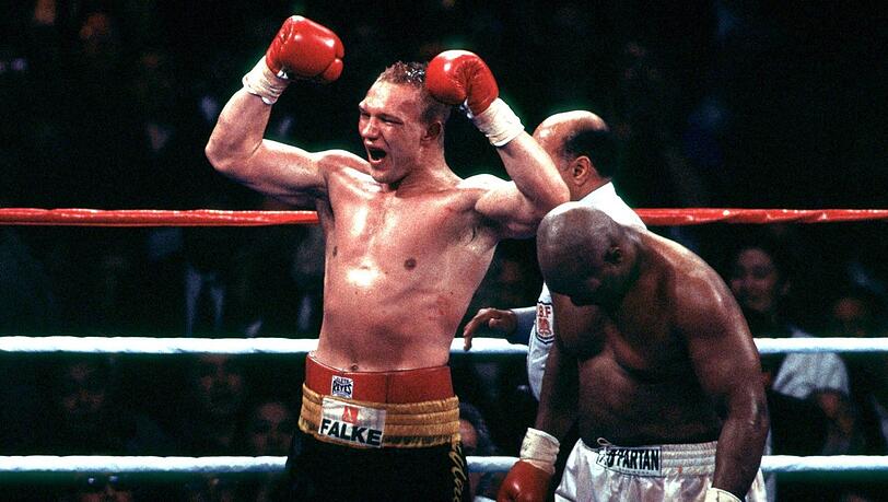 Jubelt, aber verliert: Schulz (l.) gegen Foreman.