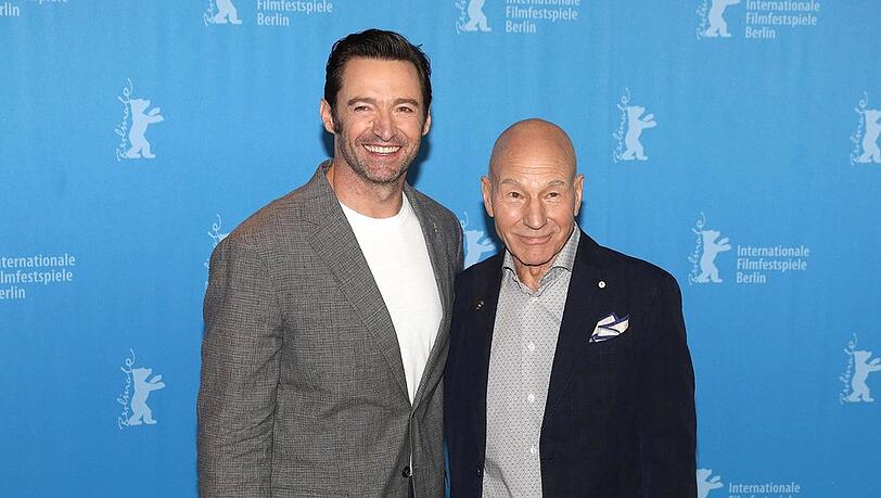 Patrick Stewart ist im Alter von 86 Jahren verstorben. Viele Kollegen, darunter Hugh Jackman (l.), erinnern sich an den Star. Patrick Stewart ist im Alter von 86 Jahren verstorben. Viele Kollegen, darunter Hugh Jackman (l.), erinnern sich an den Star.