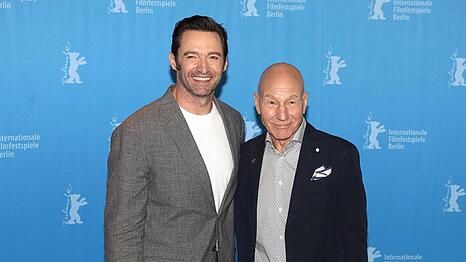Patrick Stewart ist im Alter von 86 Jahren verstorben. Viele Kollegen, darunter Hugh Jackman (l.), erinnern sich an den Star.