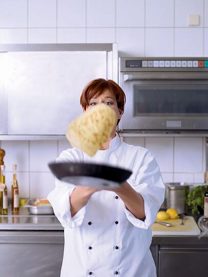 Ihren ersten eigenen Pfannkuchen zaubert sie mit fünf Jahren - auch heute hat sie den Dreh noch raus: Andrea Berg ist leidenschaftliche Köchin.