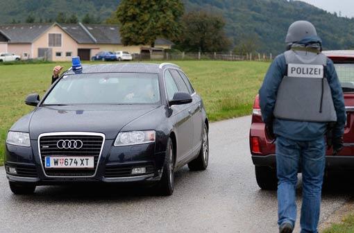 Dramatische Stunden in Annaberg (Österreich). Polizeieinsatz rund um den Bauernhof, in dem sich der Geiselnehmer verschanzt hat.
