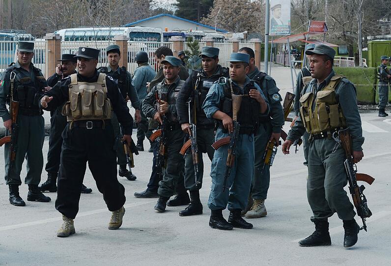 Afghanische Polizisten sichern einen Eingang vor dem Innenministerium in Kabul. Ein Selbstmordattentäter hatte sich dort am Mittwochmorgen in die Luft gesprengt.