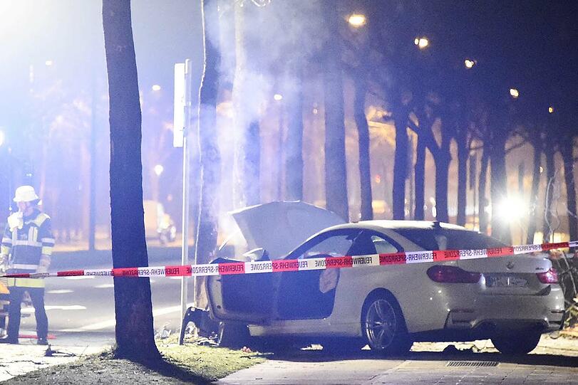 Das bittere Ende des riskanten Anfahrmanövers: Der BMW M4 liegt völlig demoliert an einem Baum in der Ifflandstraße.