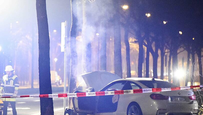 Das bittere Ende des riskanten Anfahrmanövers: Der BMW M4 liegt völlig demoliert an einem Baum in der Ifflandstraße. Das bittere Ende des riskanten Anfahrmanövers: Der BMW M4 liegt völlig demoliert an einem Baum in der Ifflandstraße.