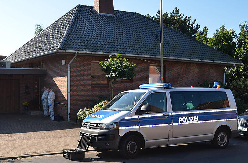 Spurenermittler stehen in Stade-Bützfleht (Niedersachsen) vor einem Einfamilienhaus. Zwei maskierte Täter haben dort den HSV-Investor Ernst Burmeister und dessen Ehefrau überfallen.