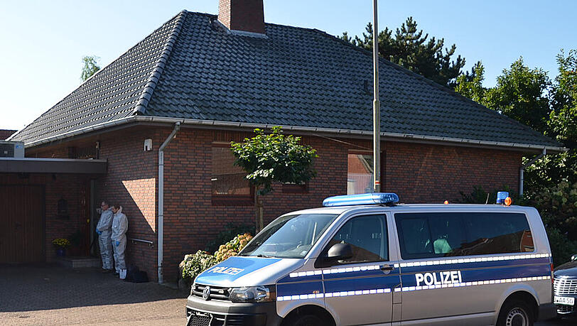 Spurenermittler stehen in Stade-Bützfleht (Niedersachsen) vor einem Einfamilienhaus. Zwei maskierte Täter haben dort den HSV-Investor Ernst Burmeister und dessen Ehefrau überfallen. Spurenermittler stehen in Stade-Bützfleht (Niedersachsen) vor einem Einfamilienhaus. Zwei maskierte Täter haben dort den HSV-Investor Ernst Burmeister und dessen Ehefrau überfallen.