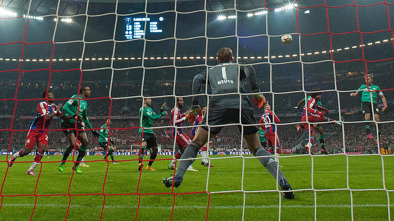 Bundesliga-Saison 2014/2015, 19. Spieltag: Der Schalker Benedikt Höwedes (ganz rechts) erzielt am 3. Februar 2015 in der Allianz Arena in München den 1:1-Auslgleich gegen den FC Bayern.