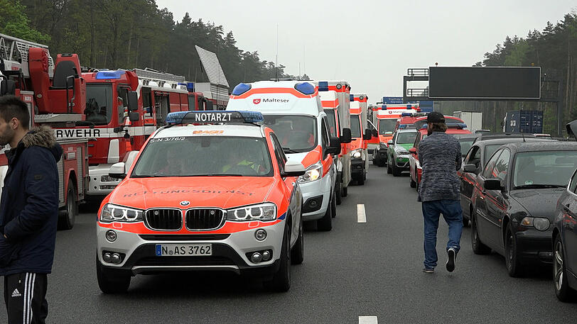 Bei einem schweren Lkw-Unfall auf der A6 behinderten dreiste Gaffer die Rettungsmaßnahmen massiv. Die Bilder von der Unfallstelle.