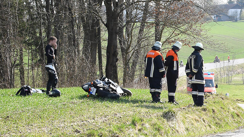 Motorradunfall im landkreis Landshut: Der Fahrer dieser Maschine kam mit mittelschweren Verletzungen davon.