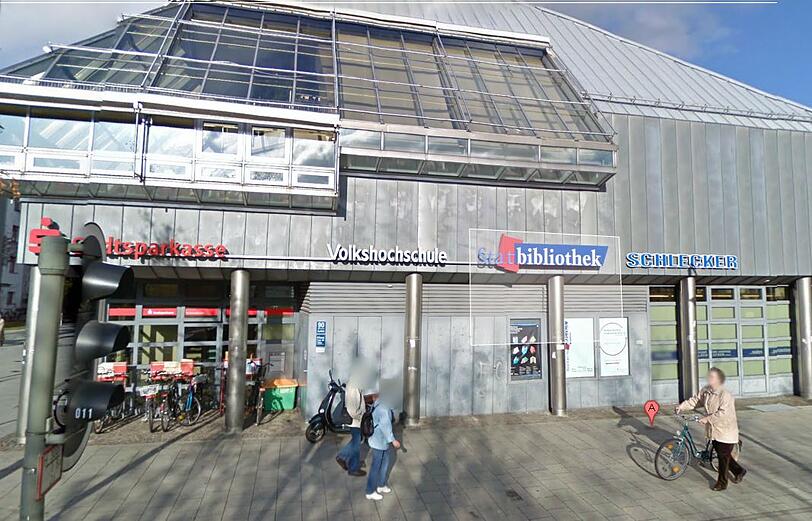 Das Gebäude in der Guardinistraße mit Stadtsparkasse und Stadtbibliothek.