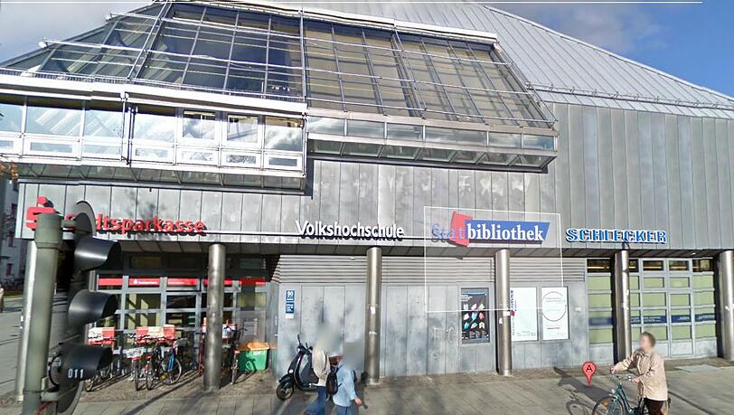 Das Gebäude in der Guardinistraße mit Stadtsparkasse und Stadtbibliothek. Das Gebäude in der Guardinistraße mit Stadtsparkasse und Stadtbibliothek.