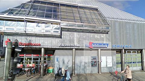 Das Gebäude in der Guardinistraße mit Stadtsparkasse und Stadtbibliothek.