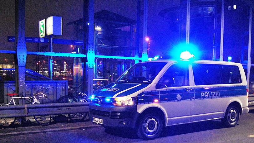 Ein betrunkenes Pärchen hat sich am Montag massiv gegen eine Kontrolle der Polizei gewehrt. Am Ende mussten sie mit auf die Wache. Ein betrunkenes Pärchen hat sich am Montag massiv gegen eine Kontrolle der Polizei gewehrt. Am Ende mussten sie mit auf die Wache.