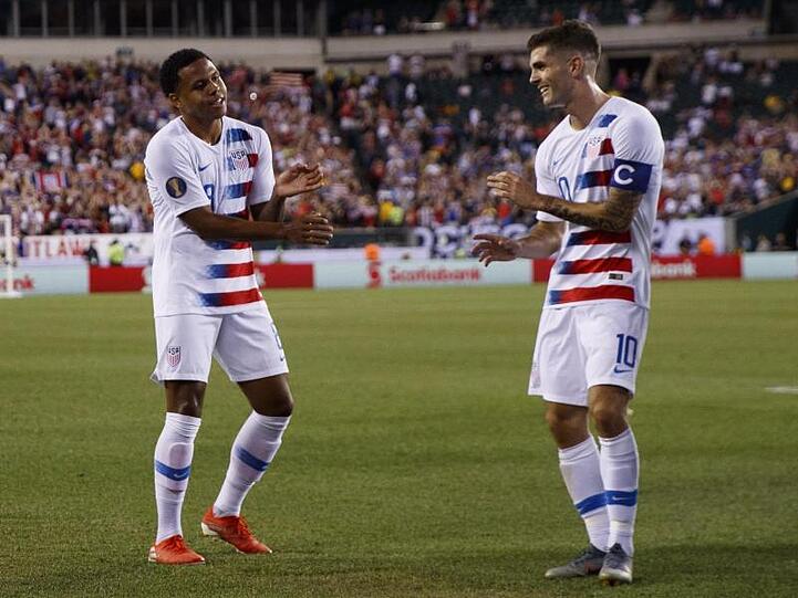 Weston McKennie (l) aus den USA bejubelt sein Tor zum 1:0 mit Christian Pulisic.