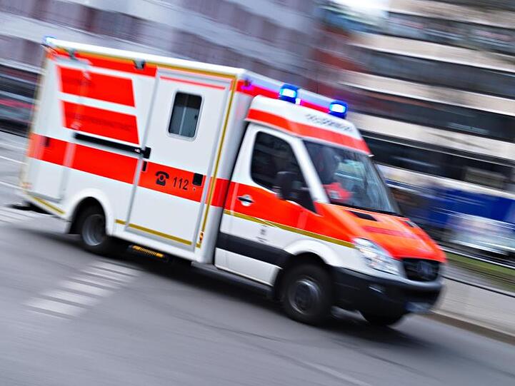 Ein Rettungswagen fährt mit Blaulicht. Foto: Nicolas Armer/dpa/Archivbild