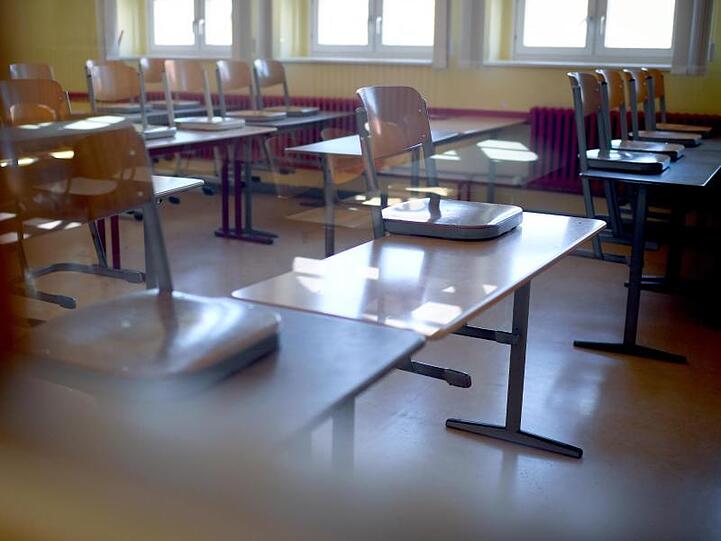 Hochgestellte Stühle stehen in einem Klassenraum. Foto: Britta Pedersen/Archiv