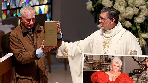 Frederic von Anhalt beim Trauergottesdienst für seine verstorbene Ehefrau Zsa Zsa Gabor im Dezember 2016 in Beverly Hills.